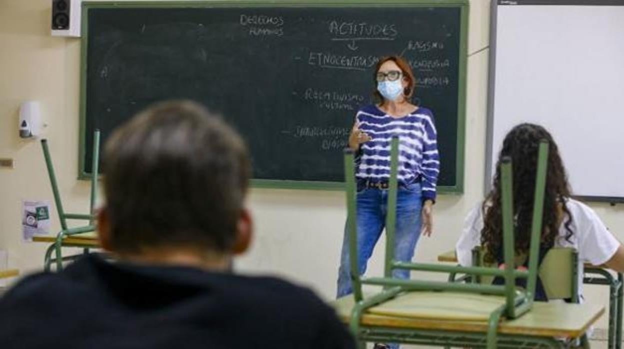 Una profesora dando clases