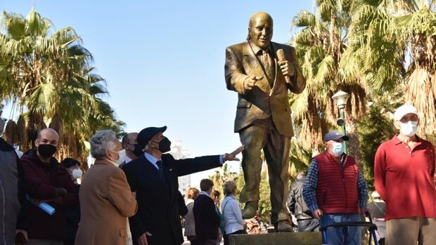 Málaga rinde homenaje a Chiquito de la Calzada con una escultura de dos metros en su barrio de Huelin