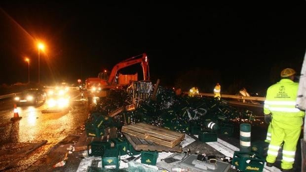 Arde un camión que transportaba pollos vivos en la N-432 en Córdoba