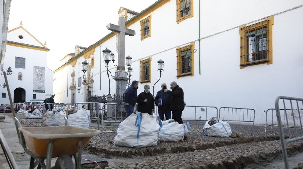 Responsables municipales y del proyecto en la céntrica plaza