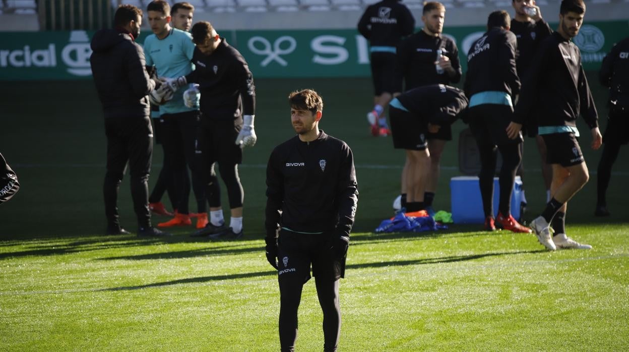 Javi Flores, entrenando con el equipo en el estadio blanquiverde