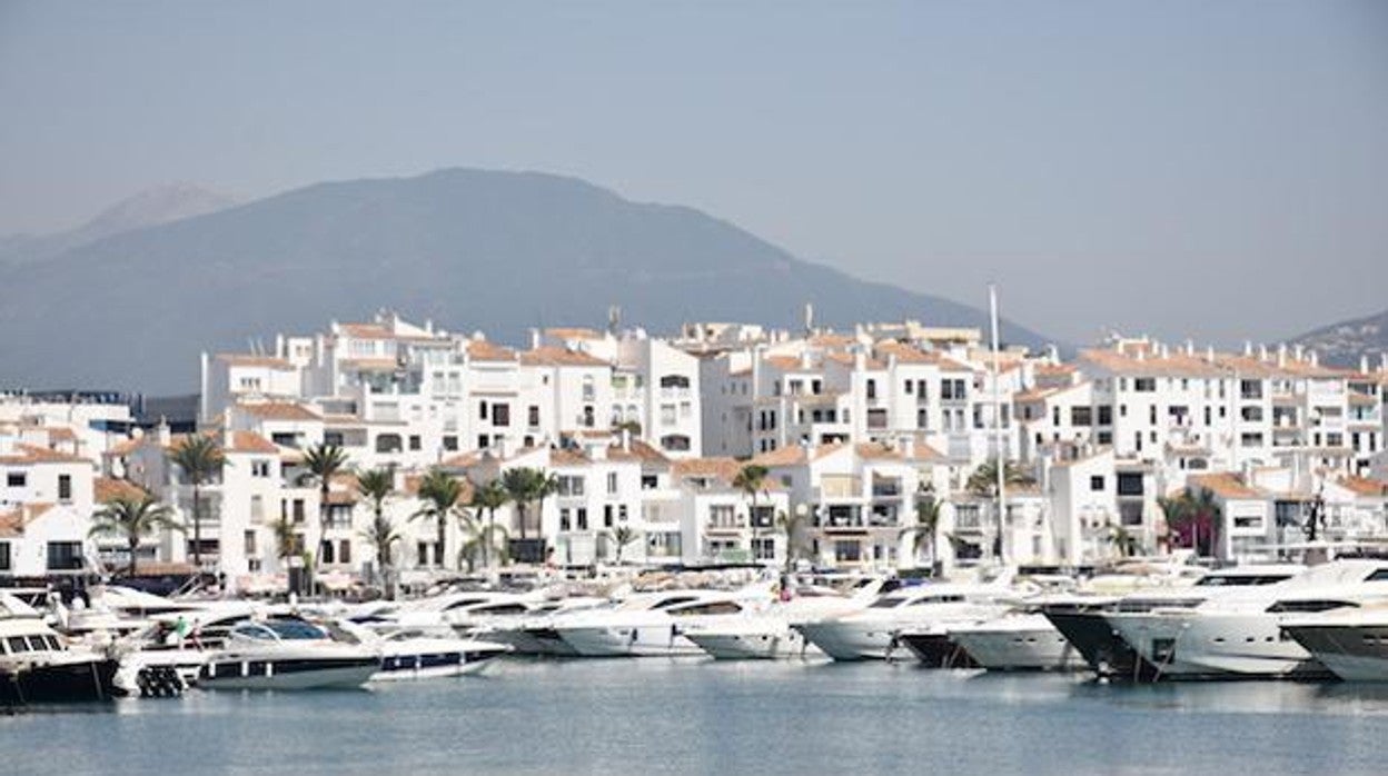 Vista de Puerto Banús en Marbella, la ciudad que más tiene que pagar