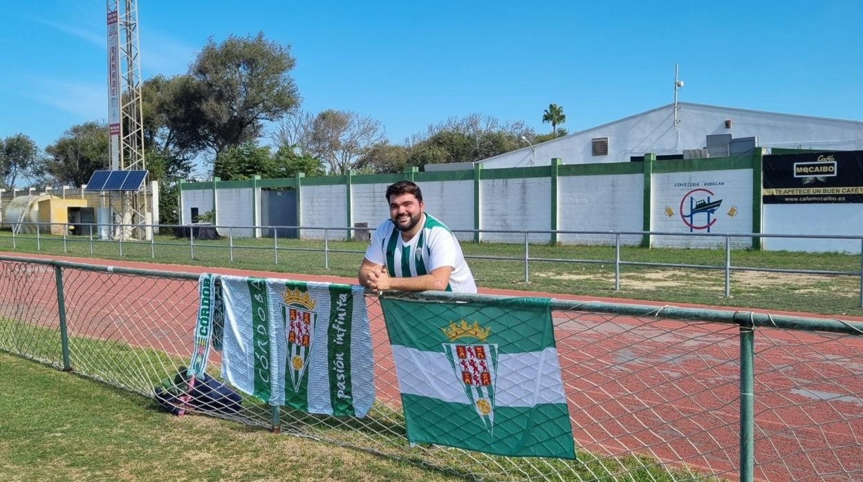 El aficionado blanquiverde Ismael Ayoso acudiendo a un partido del Córdoba fuera de casa