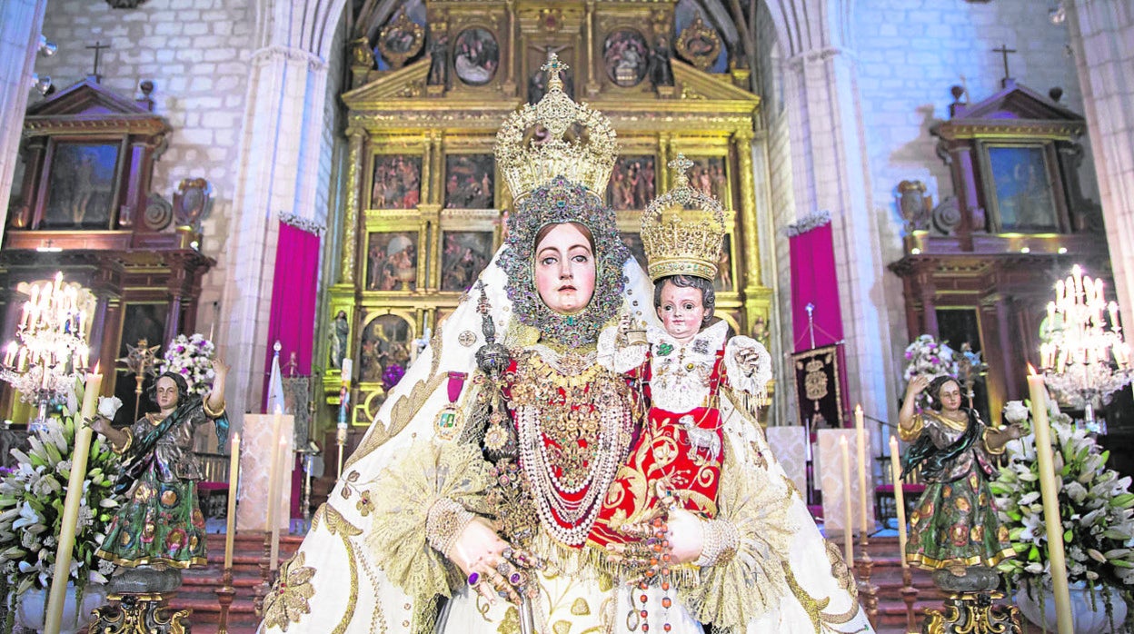 Virgen de Araceli en un besamanos antes de su restauración