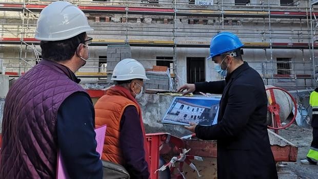El pintor Antonio López visita las obras del futuro Museo del Realismo de Almería