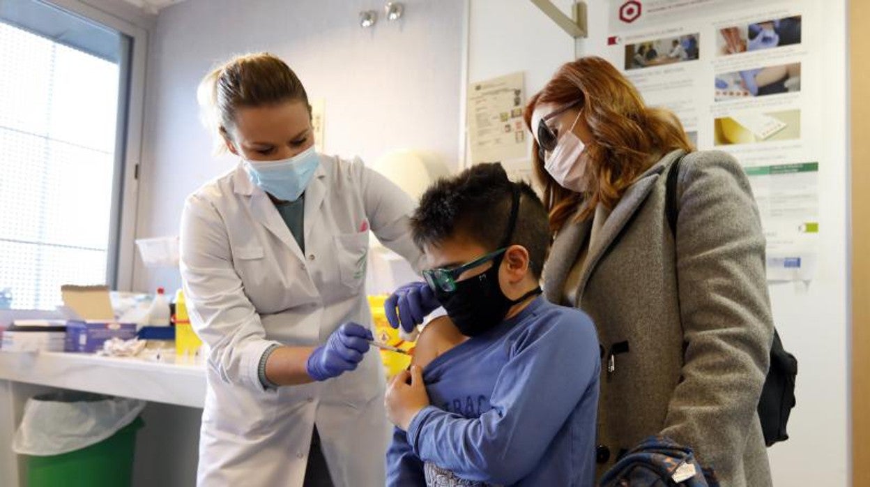 Una sanitaria vacuna a un menor en un centro de salud en Córdoba