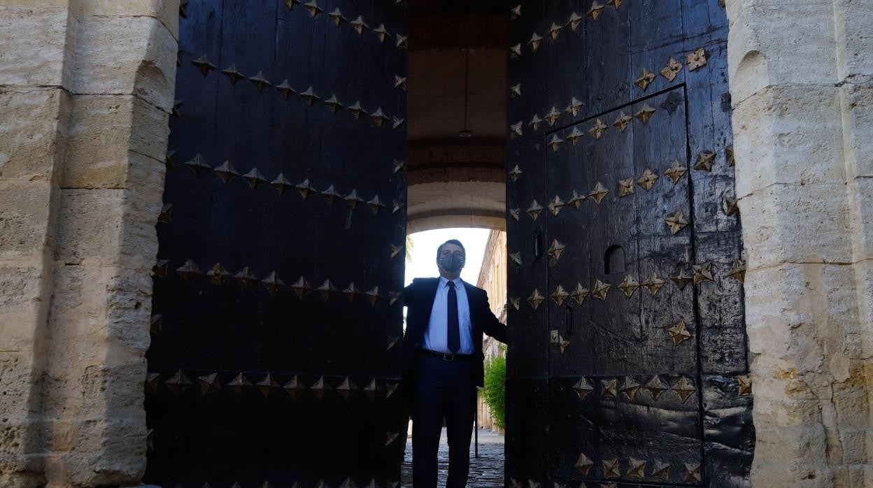 El alcalde de Córdoba, José María Bellido, en la puerta principal de Caballerizas