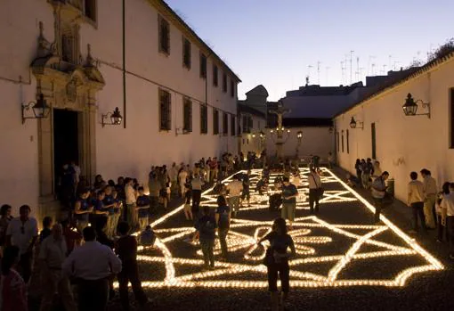 Instalación artística en la plaza de Capuchinos durante la candidatura de Córdoba a Capital Europea de la Cultura