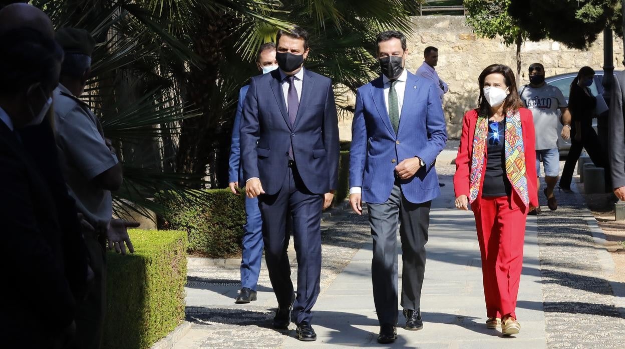 El alcalde, José María Bellido; el presidente de la Junta de Andalucía, Juanma Moreno, y la ministra de Defensa, Margarita Robles, antes de la firma del acuerdo para la Base Logística