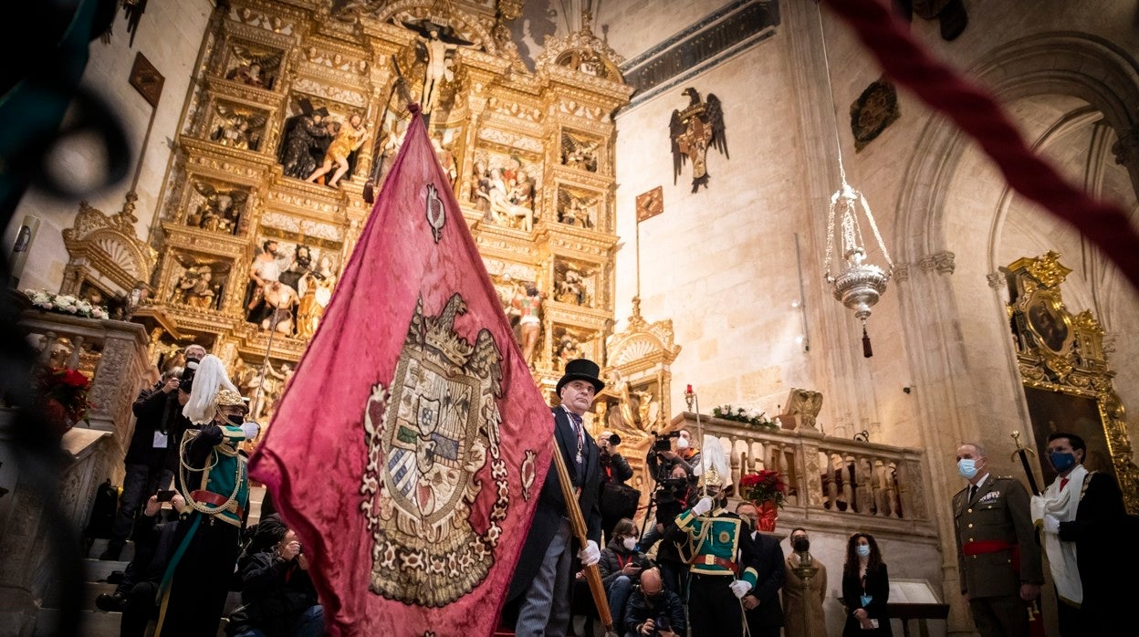 Tremolación del Estandarte Real frente a los sepulcros de los Reyes Católicos en la Capilla Real de Granada