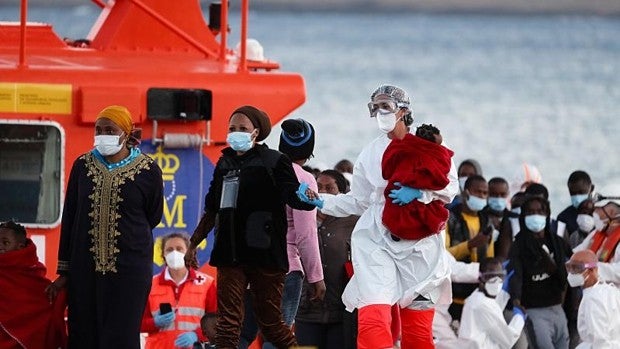 Rescatados tres cadáveres y 16 personas en dos pateras en el Cabo de Gata en Almería