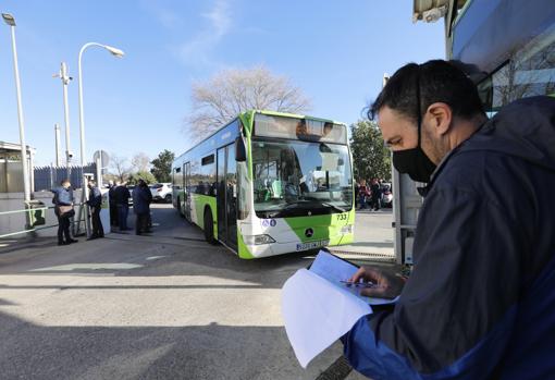 Salida de uno de los vehículos de los servicios mínimos