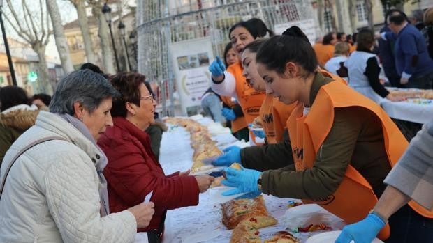 El Roscón Gigante Solidario de Lucena reparte 5.000 porciones para luchar contra la fibromialgia