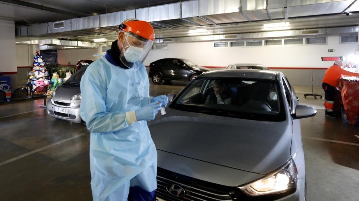 Un profesional sanitario, en el autoCovid del centro de salud de Castilla del Pino