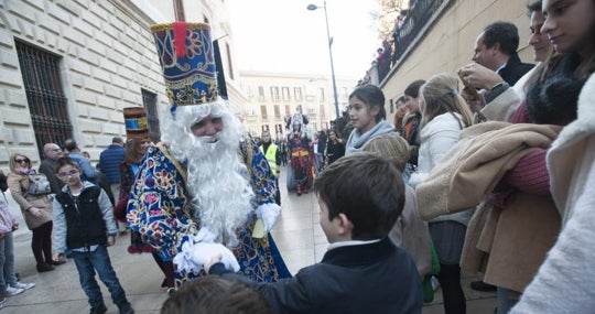 Imagen de 2018 de la cabalgata de Málaga con la participación del director de la edición andaluza de este periódico, Fernando del Valle