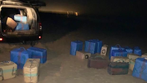 Interceptan más de 800 kilos de droga en una playa de Punta Umbría en pleno desembarco por los narcos