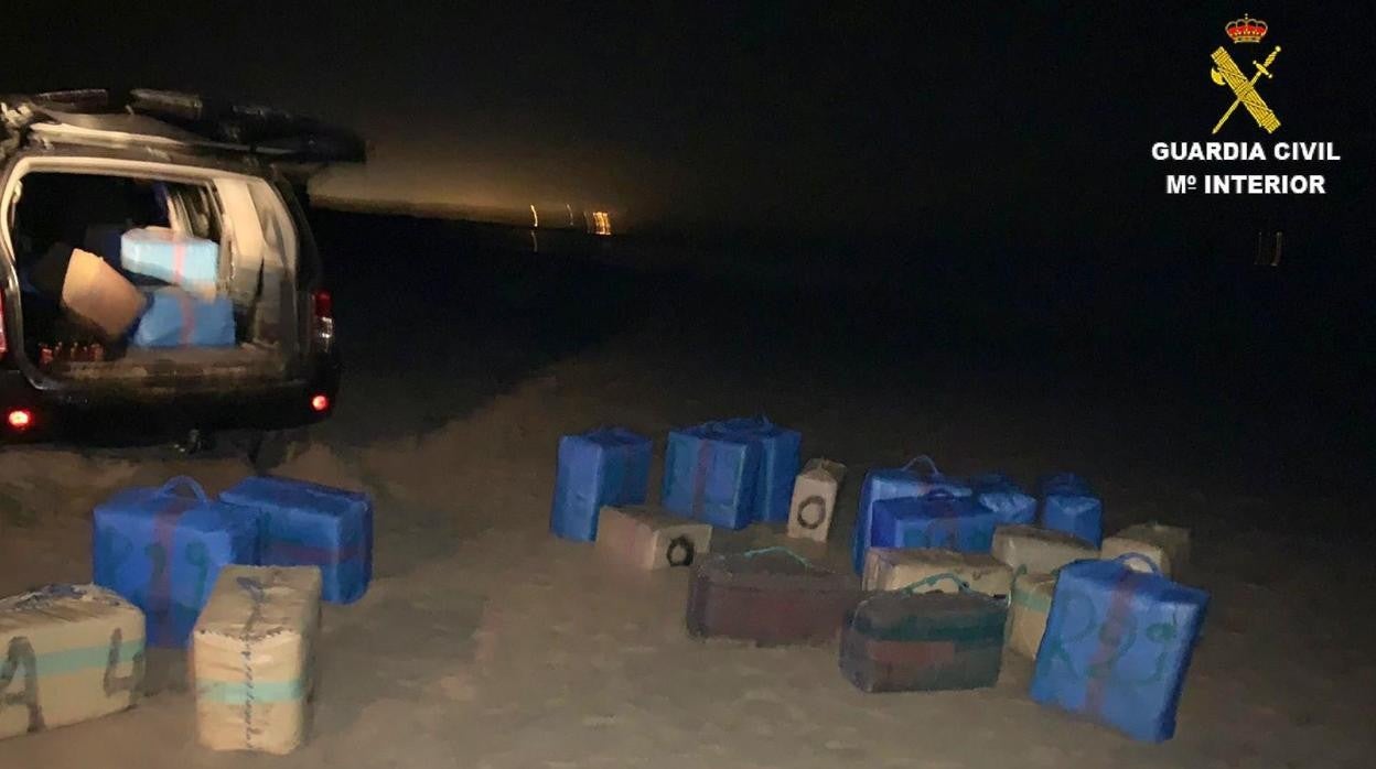 Fardos de hachís aprehendidos por la Guardia Civil en la playa de Punta Umbría