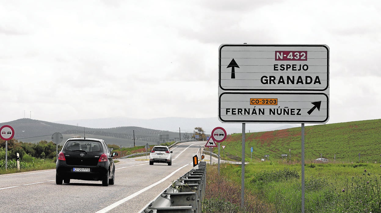 Vehículos transitando por la carretera N-432 a su paso por la provincia de Córdoba