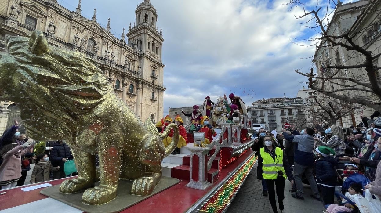 La cabalgata a su paso por la plaza de Santa María