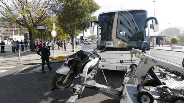 Accidente de moto en Córdoba | Un motorista evacuado al Reina Sofía tras chocar contra un coche