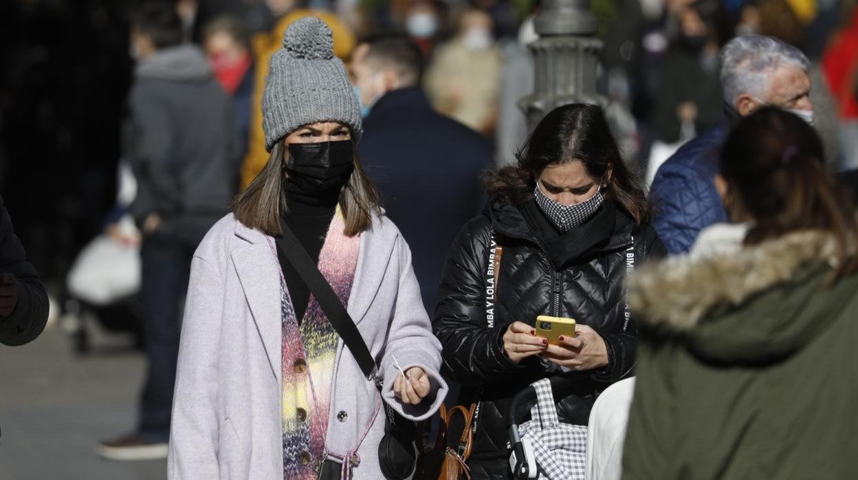 Dos jóvenes paseando por el Centro de Córdoba