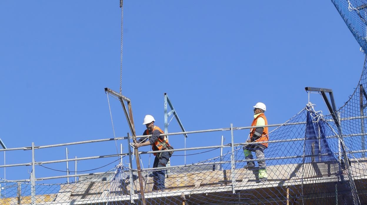 Obreros de la construcción en una promoción de la capital