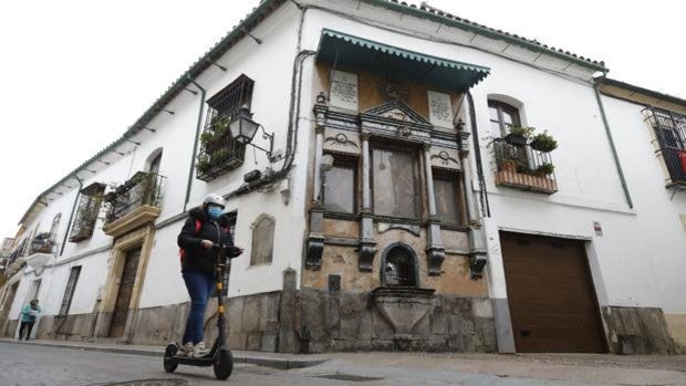 El Ayuntamiento de Córdoba dedicará 45.000 euros a restaurar el retablo de San Rafael en la calle Candelaria