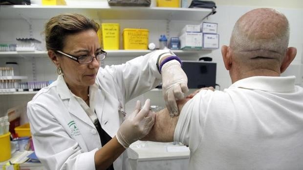 Los andaluces de 55 y 54 años ya pueden solicitar la cita para la tercera dosis de la vacuna Covid