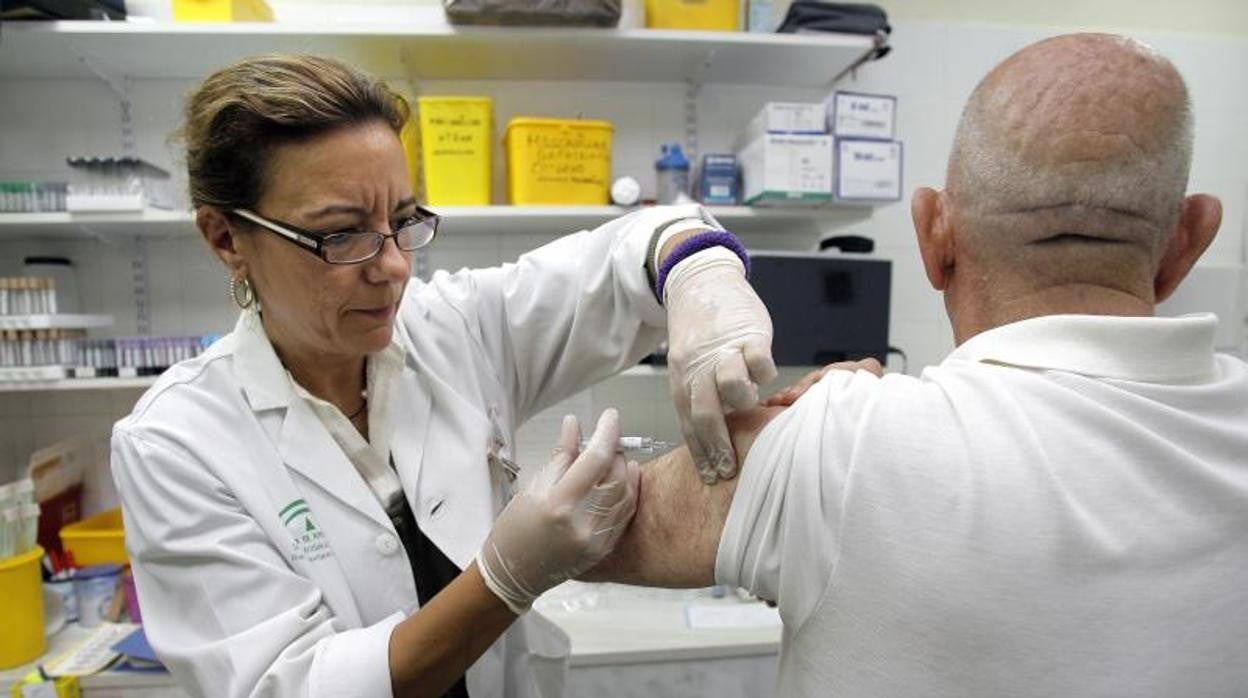 Una sanitaria le pone la vacuna contra el Covid a un hombre en Córdoba