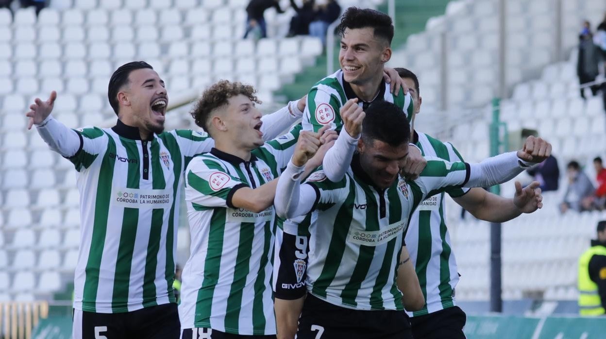 Willy celebra un gol del Córdoba CF en la primera vuelta con sus compañeros