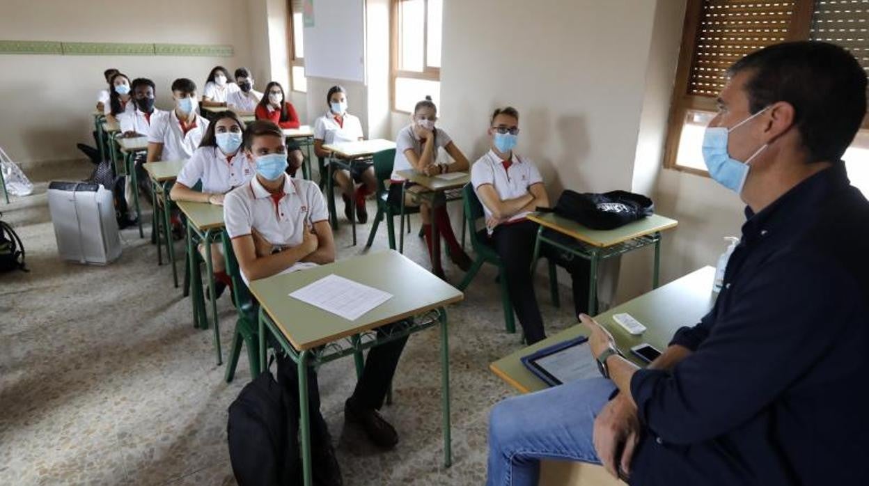 Alumnos escuchan a un docente en un centro educativo de Córdoba