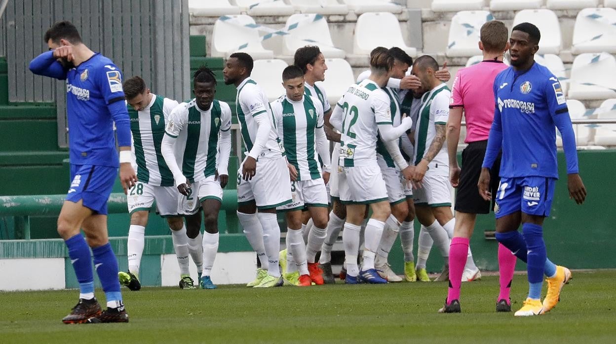 La plantilla del Córdoba celebra el gol de la victoria ante el Getafe en el primer partido de 2021