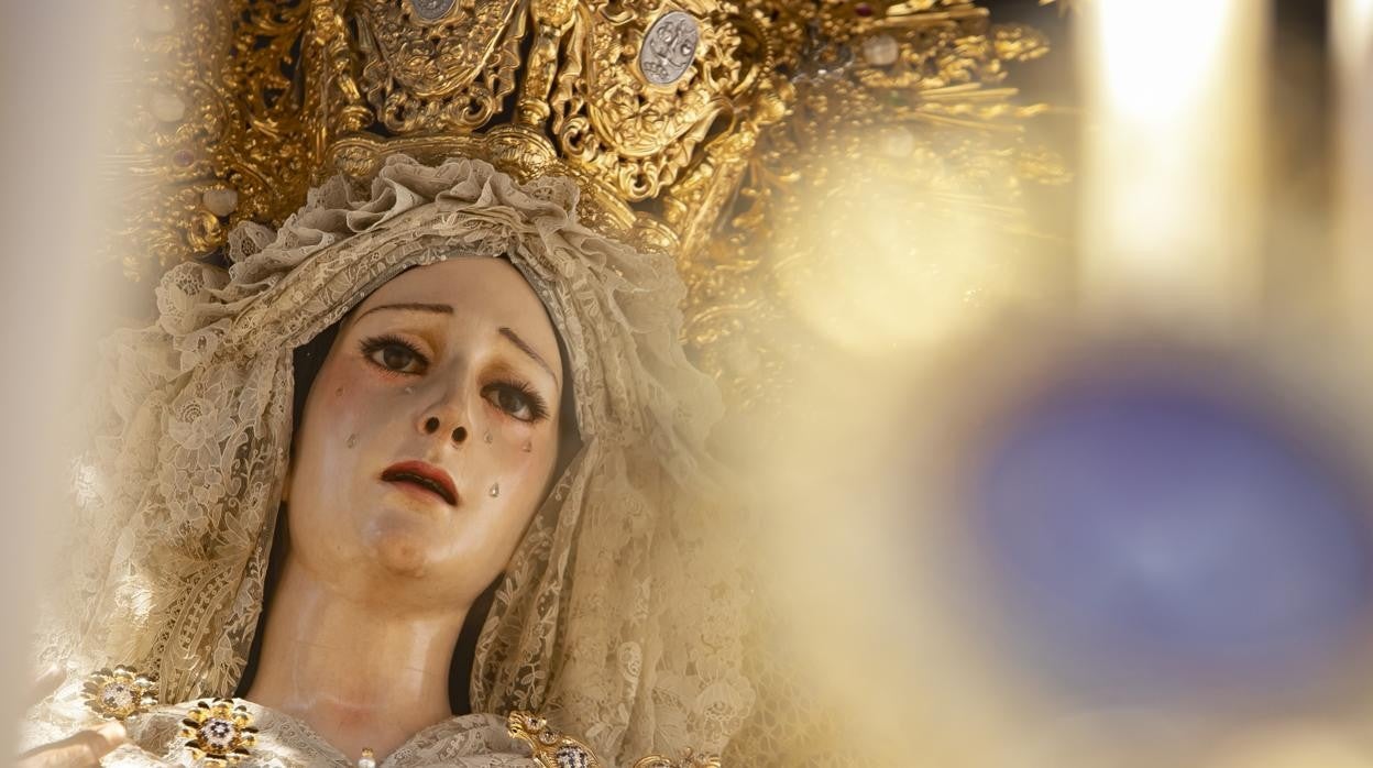 Nuestra Señora de la Piedad, en su paso de palio un Martes Santo de Córdoba