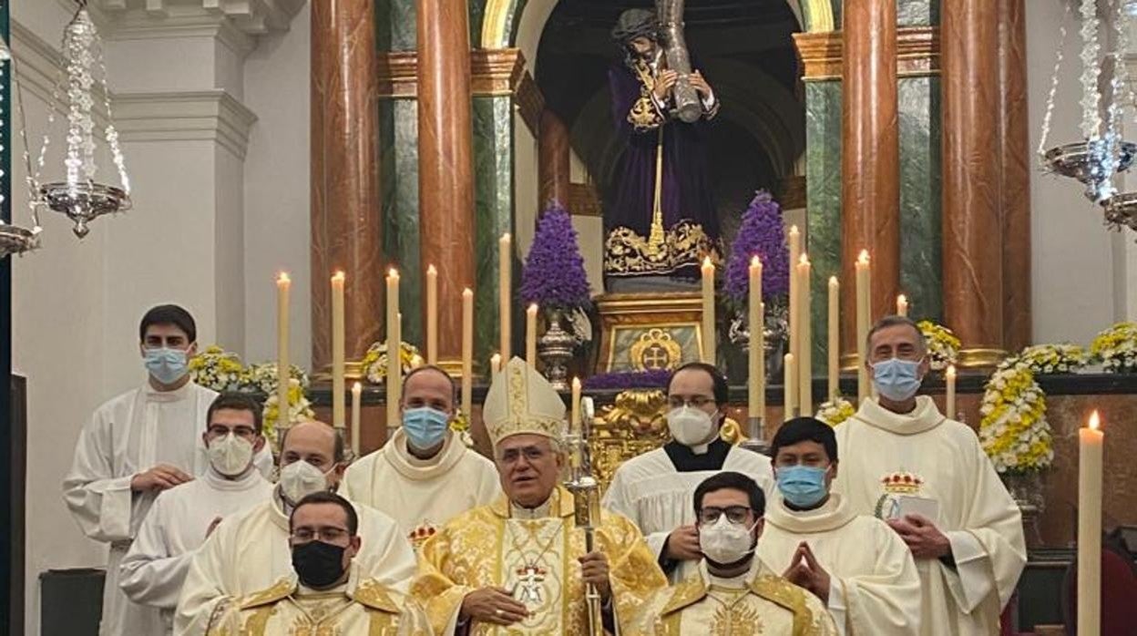 El obispo, en el centro, ante el Nazareno de La Rambla