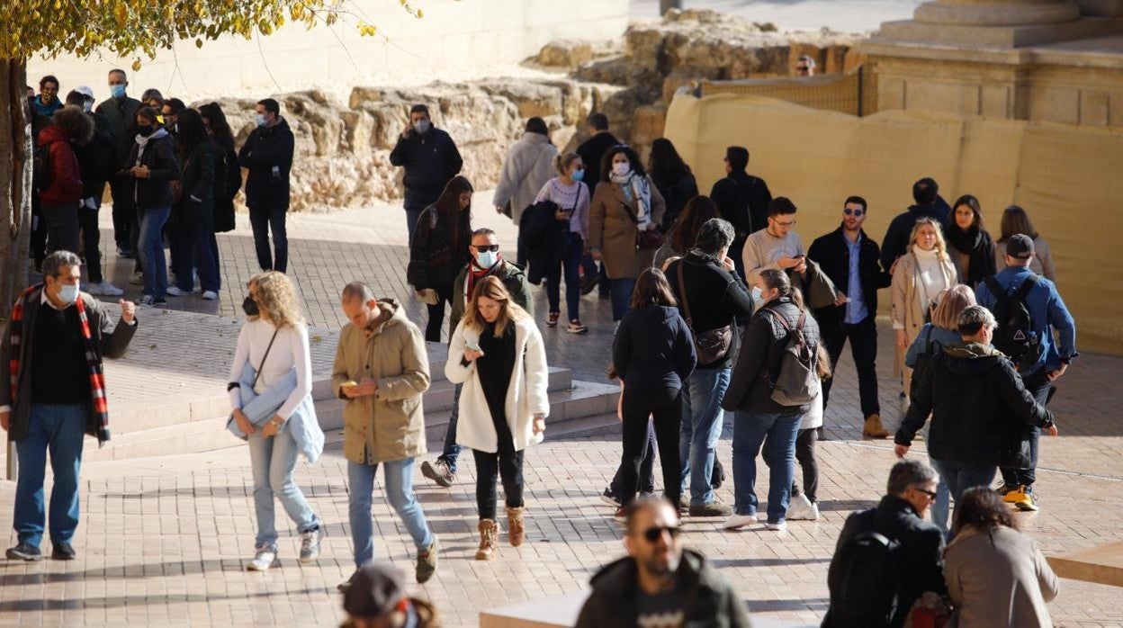 Turistas en el entonro de la Mezquita-Catedral de Córdboa durante el puente de la Inmaculada