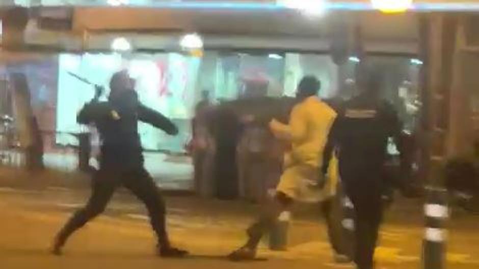 Vídeo: Detenido en pleno Centro de Córdoba por agredir a dos policías y lanzar sillas y mesas