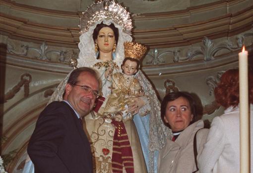 Chaves y Aguilar, en 2oo1, ante la Virgen del Socorro