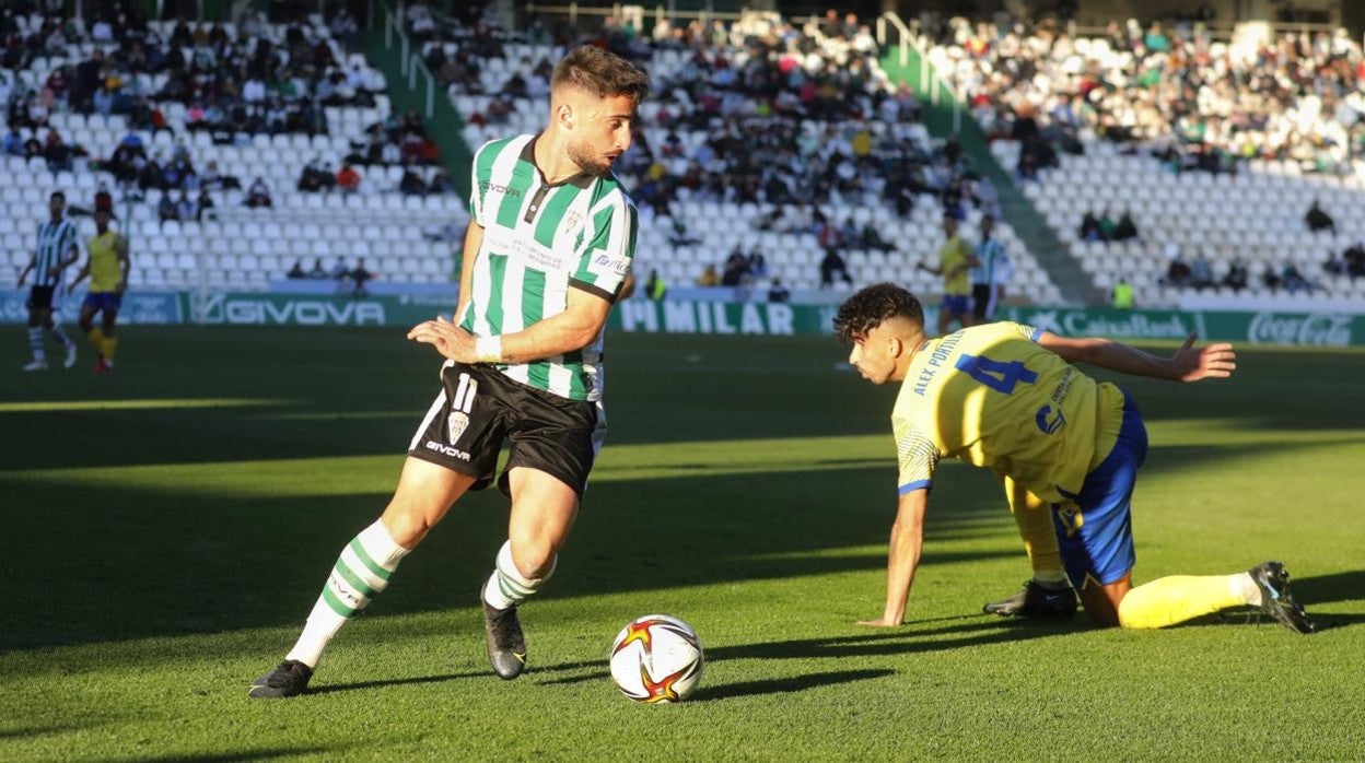 Omar Perdomo conduce el balón en El Arcángel