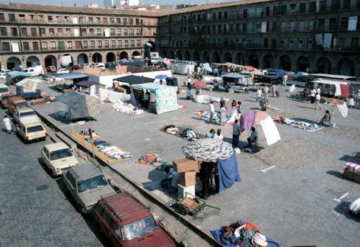 Mercadillo con la Corredera abierta al tráfico