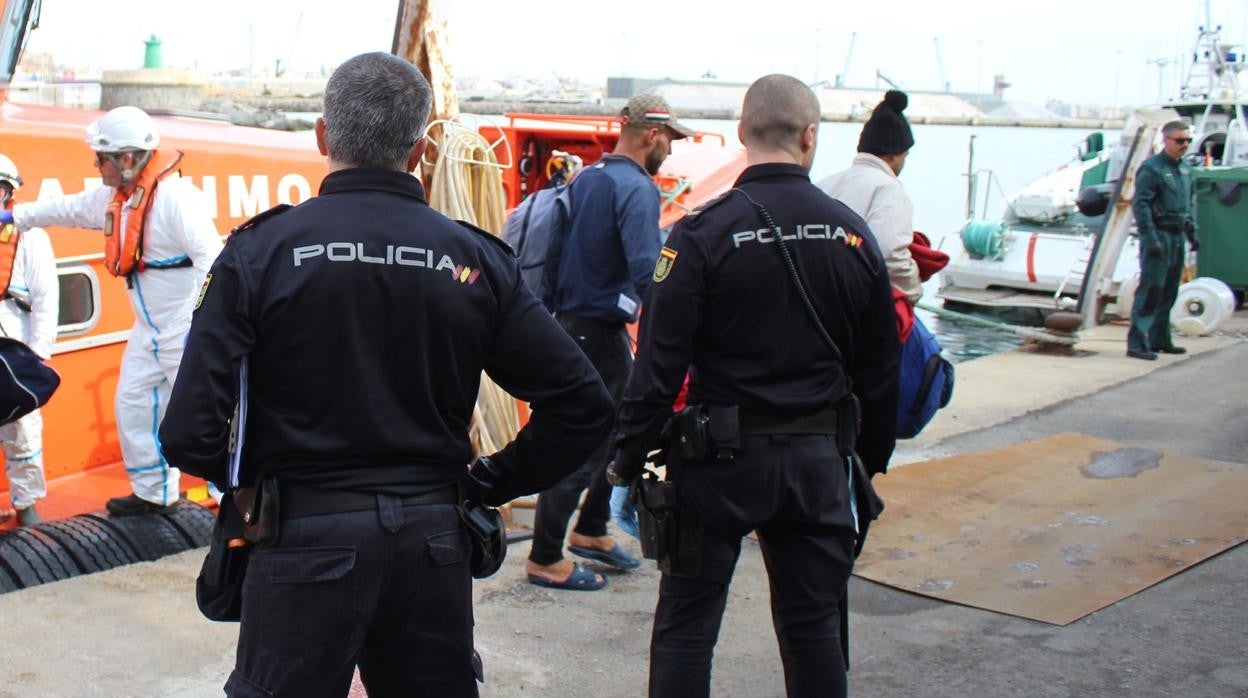 Llegada de inmigrantes al puerto de Almería tras su rescate por Salvamento Marítimo.