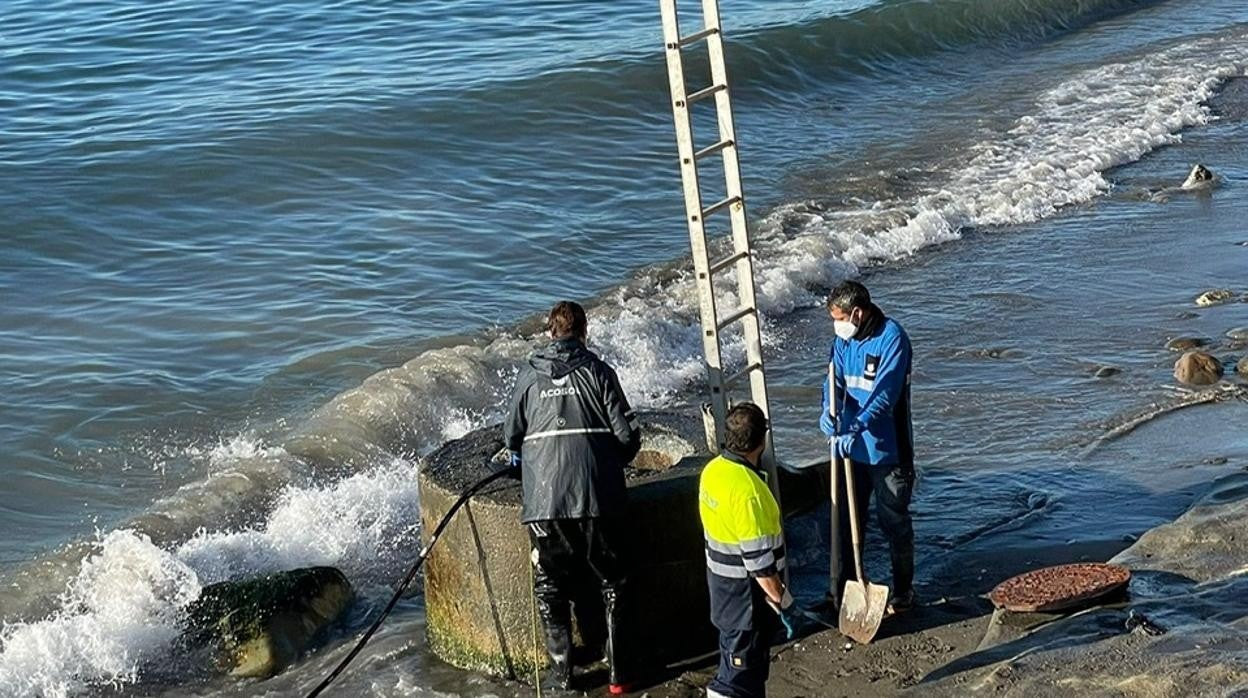 Trabajos para eliminar el tapón en la playa de El Pirata