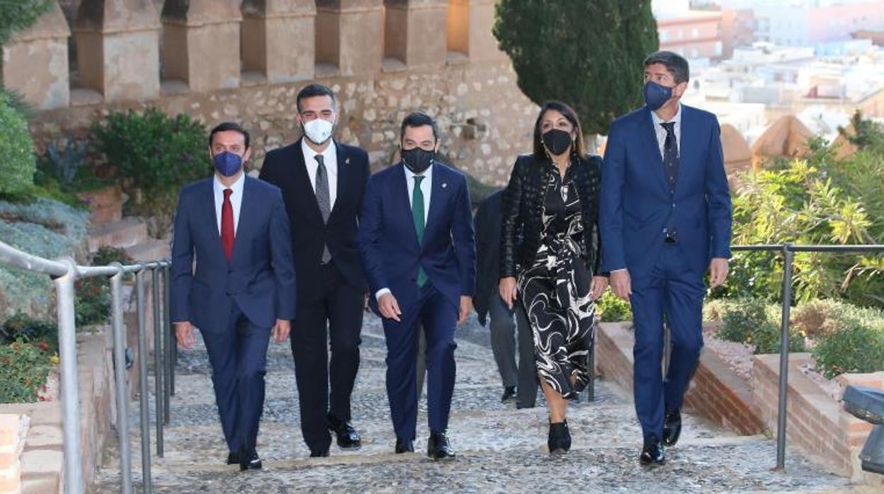 El vicepresidente de la Junta, Juan Marín, subiendo la escalera de acceso a la Alcazaba de Almería junto a Marta Bosquet, Juanma Moreno, el alcalde de Almería y el presidente de la Diputación Provincial