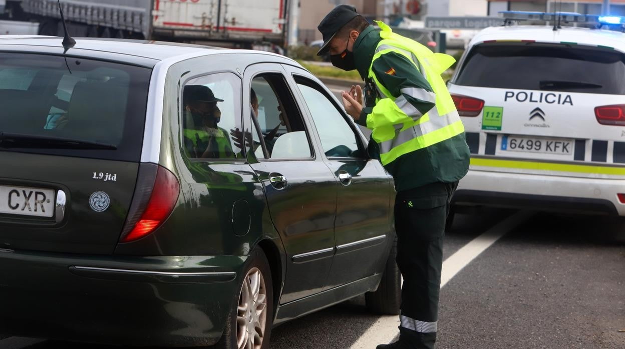 Un agente de la Guardia Civil de Córdoba, durante un operativo