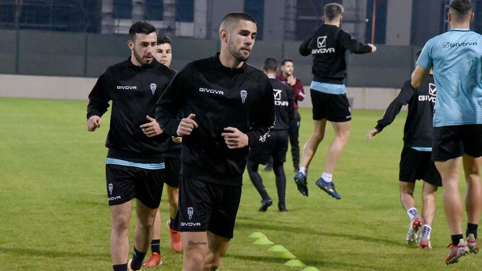 Córdoba CF | Julio Iglesias: «Es una experiencia bonita pero no venimos de paseo, sino para hacer grupo»