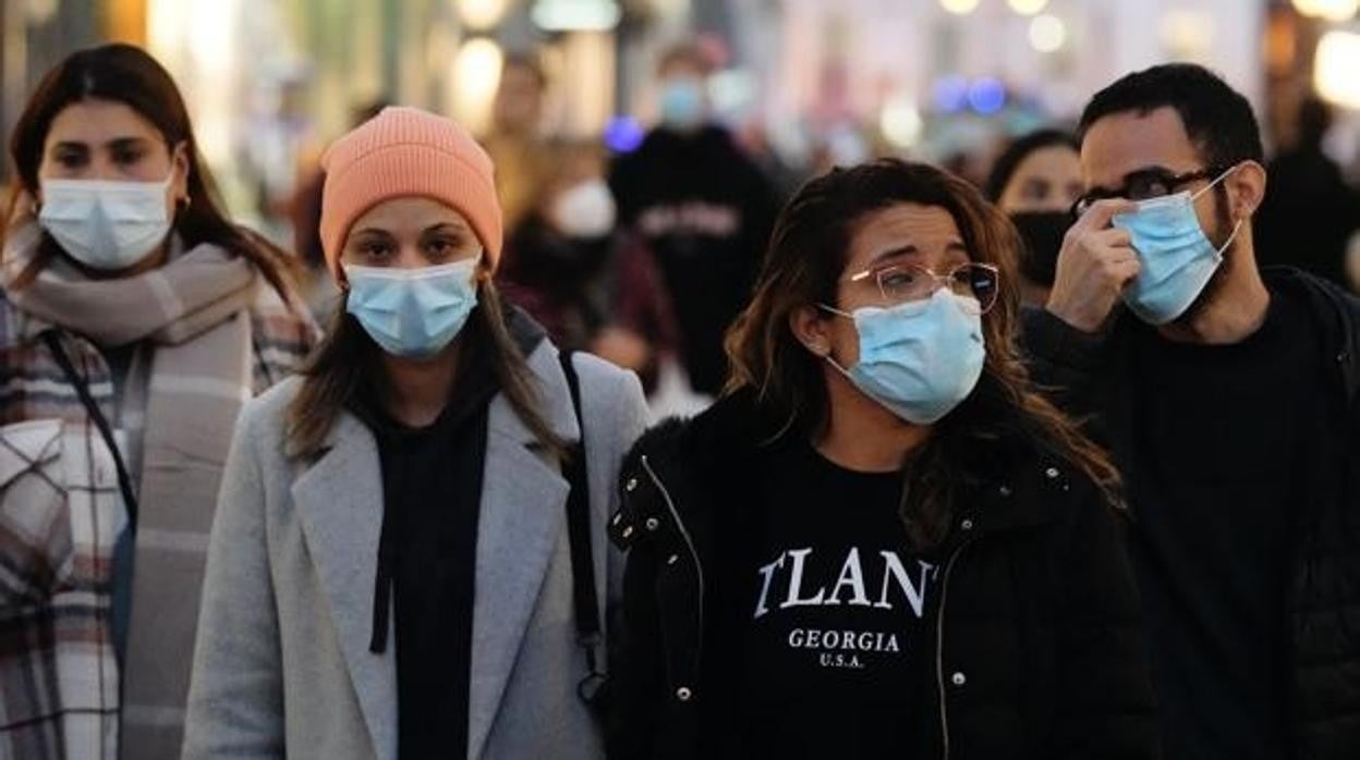 Ciudadanos con mascarillas por la calle