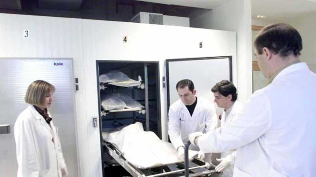 Una de las vacantes es de médico forense