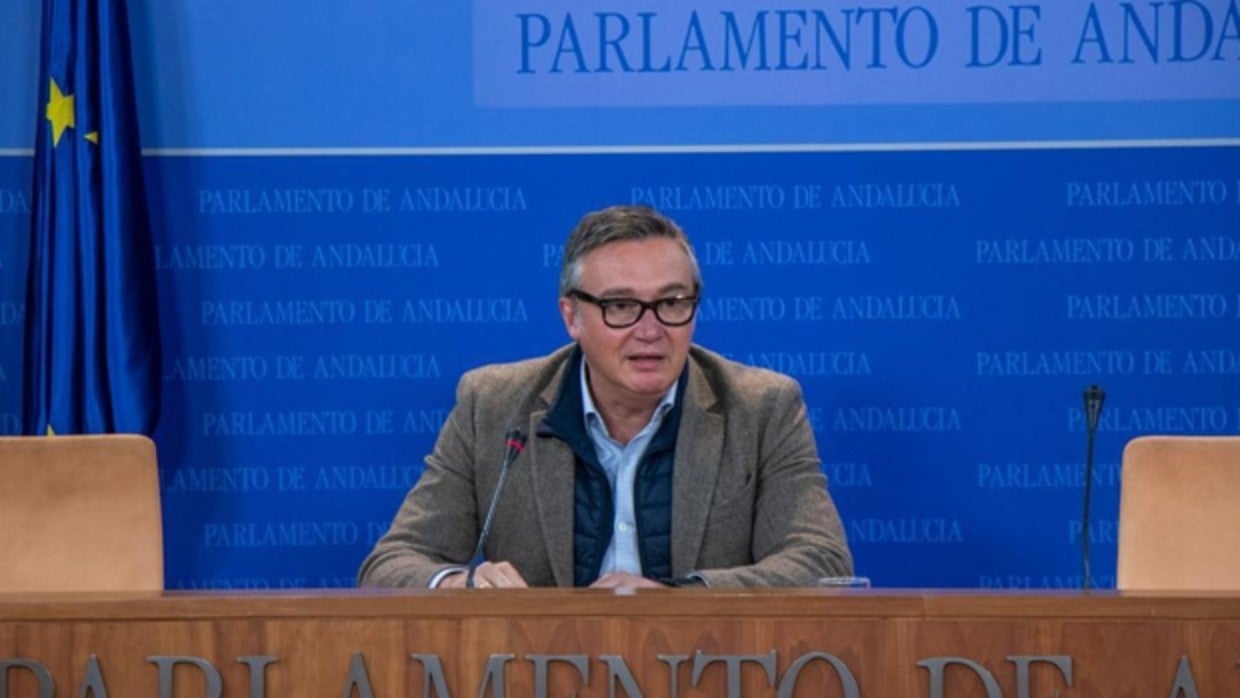 Manuel Gavira durante su intervención en la sala de prensa el Parlamento andaluz