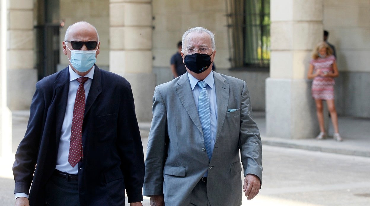 El exconsejero socialista de Empleo Antonio Fernández, con traje gris, junto a su abogado llegando al juicio de Acyco celebrado en la Audiencia