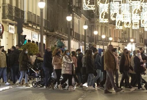 La calle Reyes Católicos, por donde pasaría el Metro, las pasadas navidades