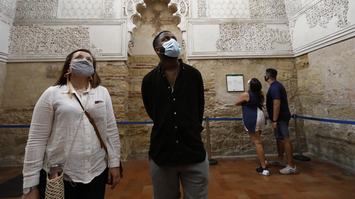 Turistas contemplando la Sinagoga de Códroba, durante el pasado verano